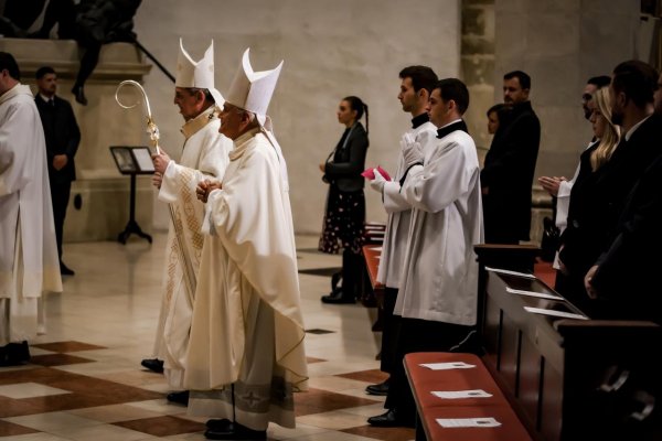 Bratislavský arcibiskup slúžil bohoslužbu za obete na Zámockej a Zochovej ulici