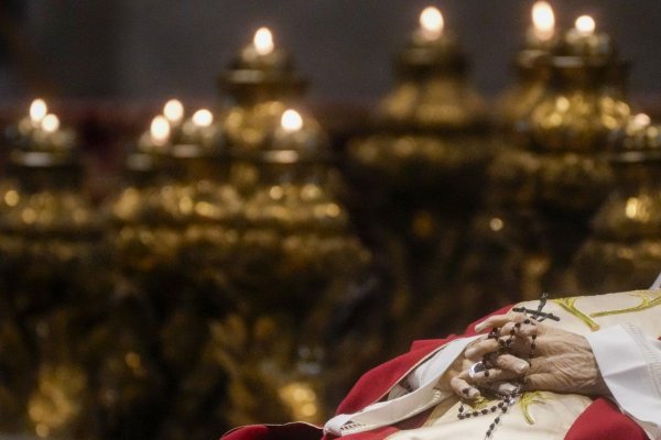 Poctu telu zosnulého emeritného pápeža Benedikta XVI. v pondelok vzdalo 65-tisíc ľudí