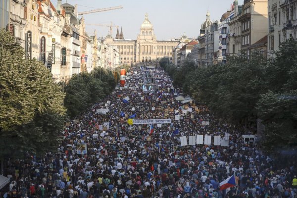 Do Prahy sa schádzajú demonštranti z celej krajiny. Podporu vyjadrili aj Cimrmani 