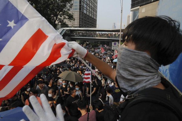 Demonštranti v Hongkongu žiadajú o pomoc Trumpa, polícia proti nim znova zasiahla