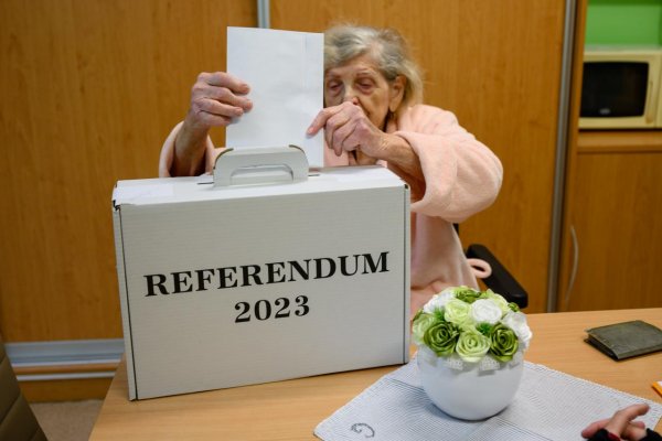 Výsledky referenda majú vyhlásiť v nedeľu ráno, oznámil Orosz 