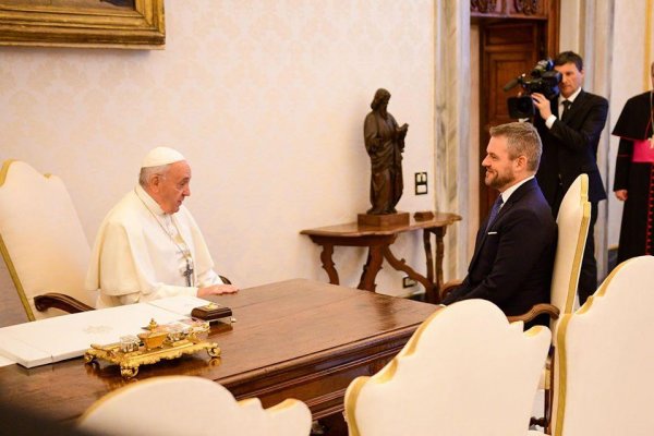 Pellegrini sa stretol s pápežom Františkom, daroval mu betlehem z Oravy