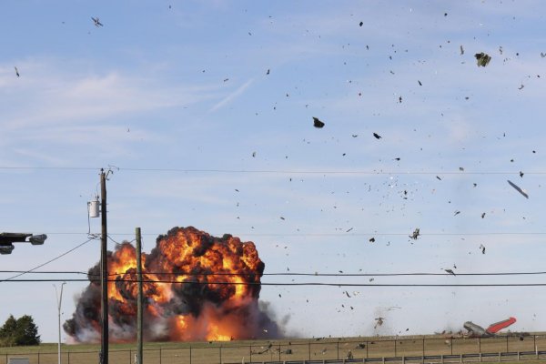 Na leteckej šou v Dallase sa zrazil bombardér so stíhačkou