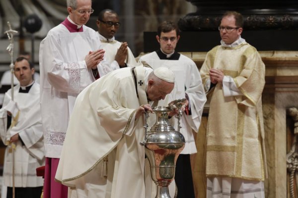 Pápež na Zelený štvrtok posvätil oleje a pripomenul kňazom ich poslanie 