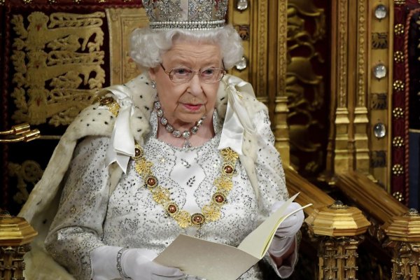 Kráľovná otvorila novú schôdzu britského parlamentu