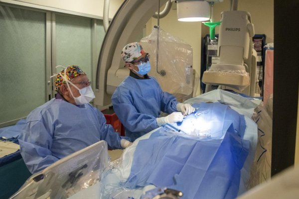 Prebehla prvá simulovaná operácia pacienta s koronavírusom
