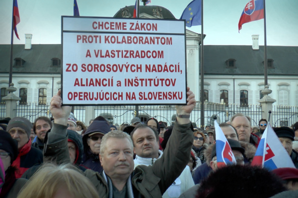Demonštranti pred palácom: Zmätený jazyk a Ján Čarnogurský