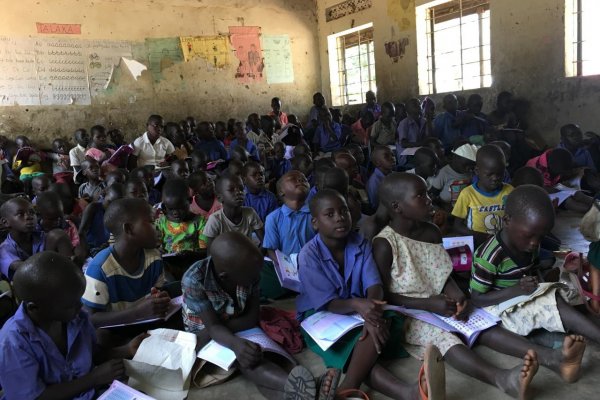 100 žiakov v triede a žiadne dioptrie: Rozhovor s dobrovoľníčkami z Ugandy o krajine obmedzených príležitostí 