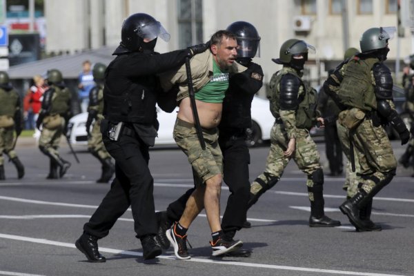 V nedeľu v Bielorusku zadržali stovky demonštrantov, vrátane novinárov
