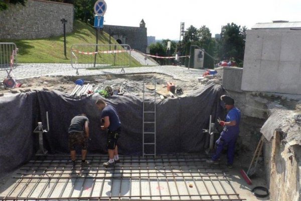 Video: Jama je vykopaná, základy sa betónujú, stožiar tu bude čo nevidieť