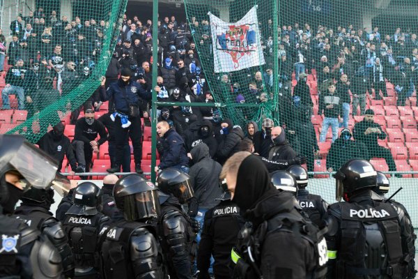 Šéf polície potvrdil zlyhanie organizátora pri incidente na futbalovom derby 