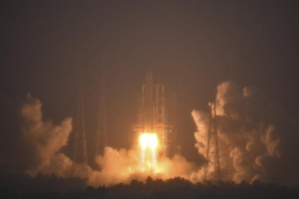 Čína vyslala na mesiac sondu, ktorá má priniesť vzorky z odvrátenej strany Mesiaca