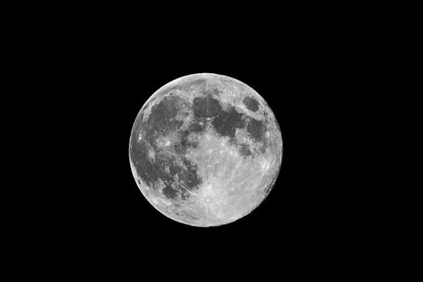 V noci na štvrtok bude pozorovateľný tzv. Modrý Mesiac