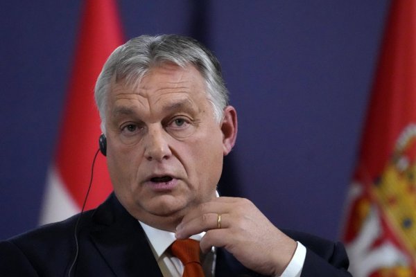 Orbána za šál s mapou Veľkého Uhorska kritizovali už aj Ukrajina a Chorvátsko