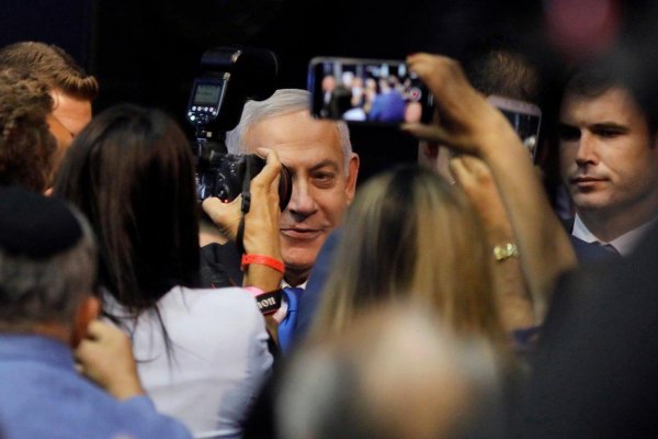 Izraelský parlament hlasoval za rozpustenie, určil termín volieb