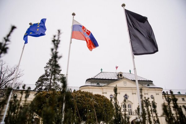 Úrad vlády SR vyvesil čiernu vlajku na znak solidarity s Českou republikou, rozsvieti sa aj Bratislavský hrad