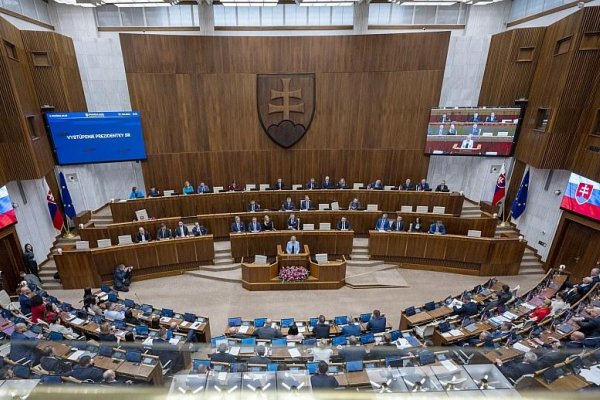 .týždeň v parlamente: Antivaxer, komunista, ale aj opozícia špiniaca dobré meno Slovenska
