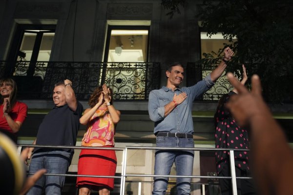 Španielsky pozičný líder získal vo voľbách Pyrrhovo víťazstvo, premiér oslavuje