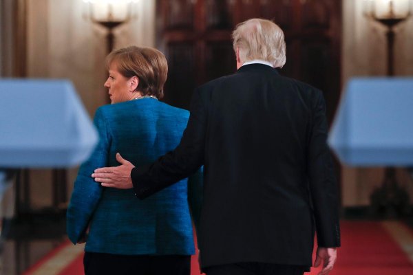 Angela Merkel konečne uznala, že Európa zodpovedá za seba