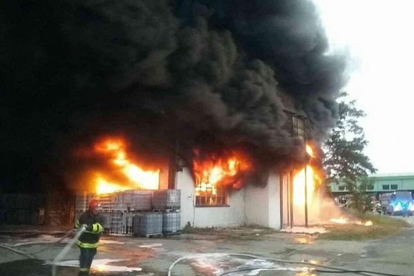 Požiar skladu chemikálií v Trnave sa podarilo lokalizovať