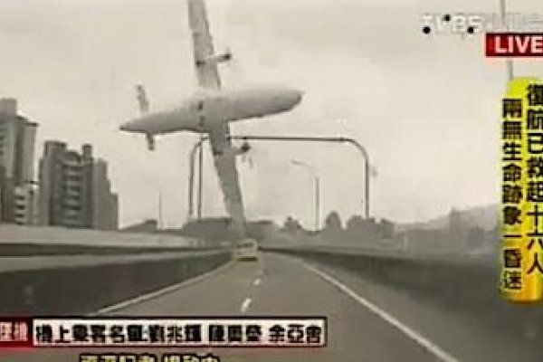 Vodič auta natočil haváriu lietadla