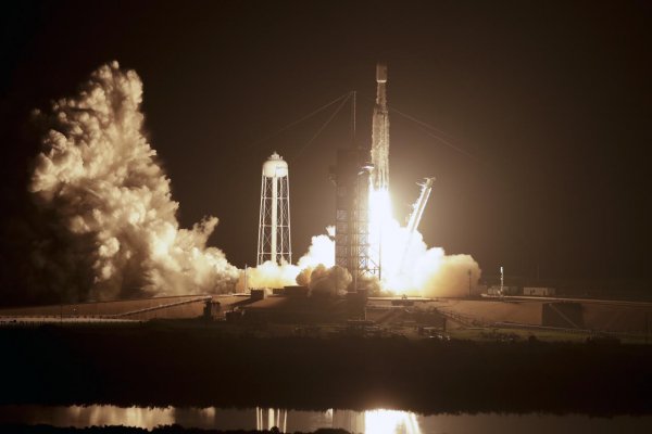 Odštartovala raketa Falcon Heavy s 24 družicami