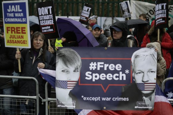 Vo Veľkej Británii sa začal súd o vydanie Assangea do USA