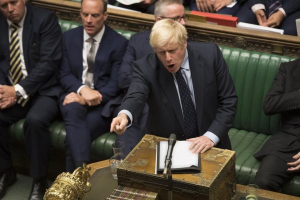 Britskí poslanci sa vzopreli Johnsonovi. Britániu zrejme čakajú predčasné voľby