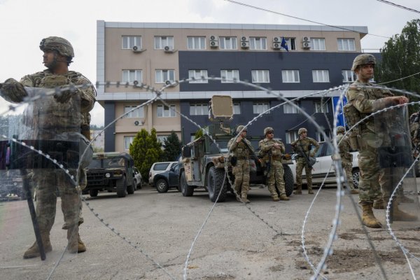 Jednotky NATO chránia radnice v Kosove pred protestujúcimi Srbmi