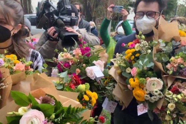 Tlačovka Matoviča vyvolala spontánnu akciu. Ľudia začali Baťovej do úradu nosiť desiatky kytíc