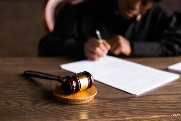 Najvyšší súd zrušil rozsudok v prípade doživotne odsúdeného bossa sýkorovcov