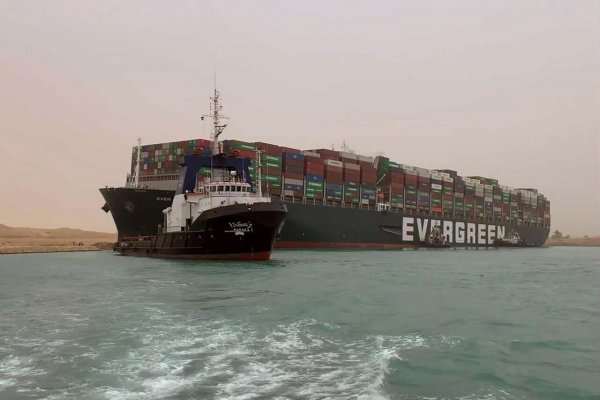 Uviaznutá loď v Suezskom prieplave ohrozuje svetový obchod, na odstránenie prekážky čaká aspoň 150 plavidiel