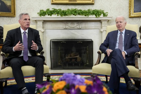 Biden a McCarthy sa dohodli na zvýšení dlhového stropu USA