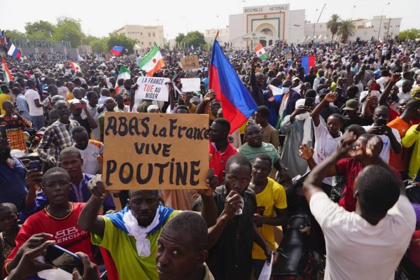 Počas prevratu v Nigeri viali v uliciach ruské vlajky