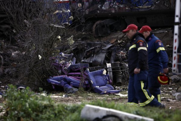 V Grećku vypratali miesto utorňajšej tragickej zrážky vlakov