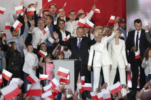 Prezidentské voľby v Poľsku: Duda má veľmi tesný náskok pred svojím súperom, vyplýva z exit pollu