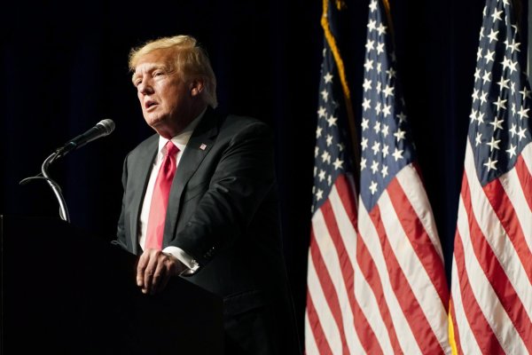 Trump si na predvolebnom mítingu opäť uťahoval z klimatickej krízy a oponentov