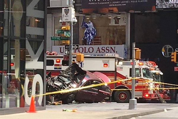 Na námestí Times Square v New Yorku vrazilo auto do davu ľudí