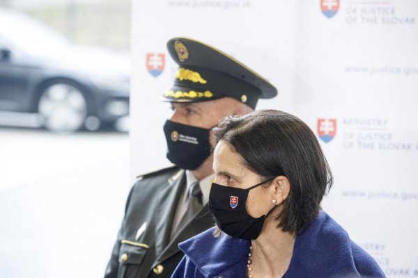 Bývalý policajný prezident Lučanský sa snažil obesiť sa na teplákovej bunde, v prípade sa začalo trestné stíhanie