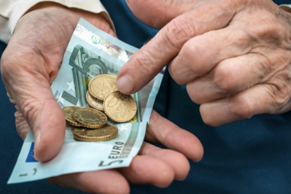 Priemerná starobná penzia na Slovensku presahuje 576 eur, medziročne stúpla o 64 eur