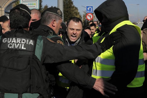 Stovky španielskych taxikárov pokračujú v protestoch