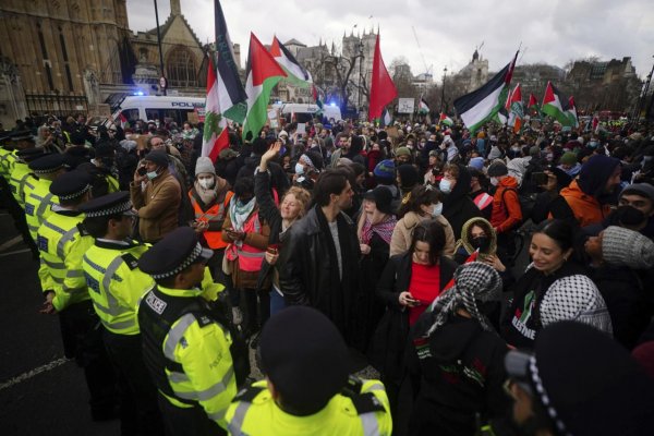 Stovky propalestínskych demonštrantov zablokovali Westminsterský most v Londýne
