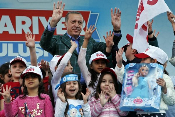 Turci v referende posilnili právomoci prezidenta Erdogana