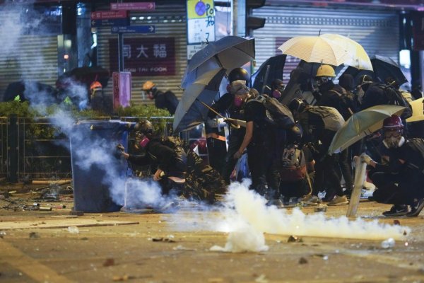 V Hongkongu narastá násilie štátnych orgánov, podľa Európskej komisie je to neprijateľné