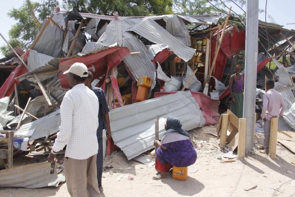 Pri bombovom útoku v Somálsku prišlo podľa polície o život takmer 100 ľudí