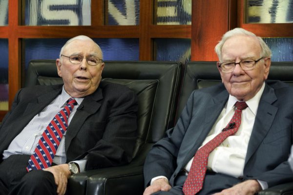 Zomrel Charlie Munger, pravá ruka podnikateľa Warrena Buffeta