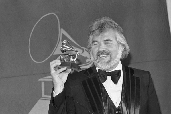 Zomrel spevák Kenny Rogers, mal 81 rokov
