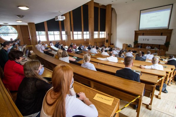 Univerzity v Bratislave vyzvali parlament na zváženie dosahu vysokoškolskej novely a ekonomických reštrikcií na spoločnosť