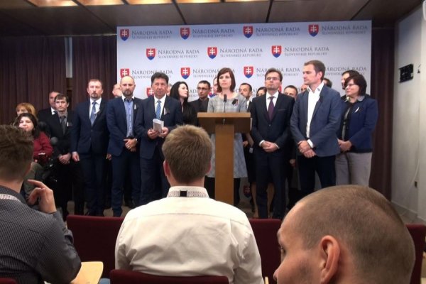 Opoziční poslanci sa Dankovi počas jeho tlačovky nepokryte vysmievali