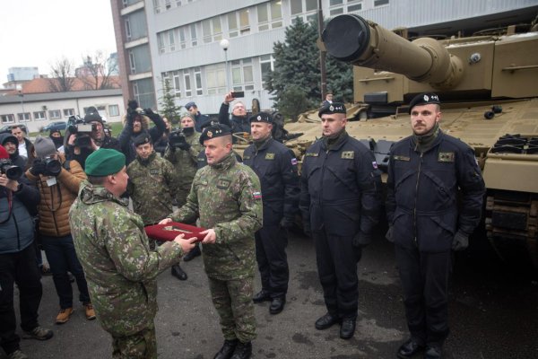 Slovensko si prevzalo prvý z 15 tankov Leopard od Nemecka